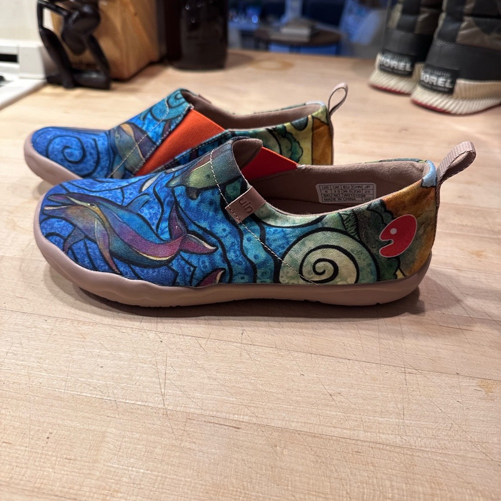 Uin women’s footwear in Porpoise Toledo. GUC size 6/36.5